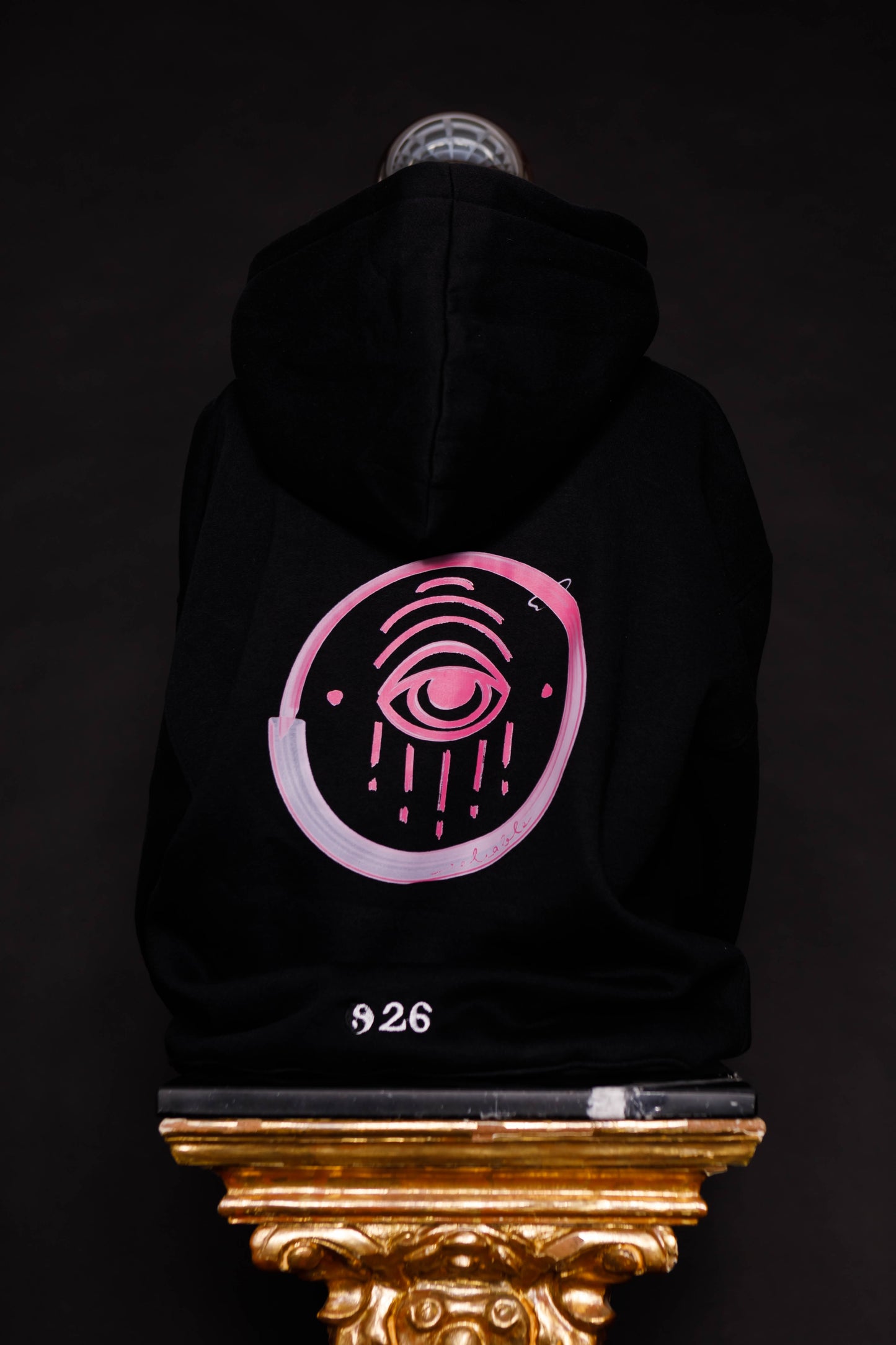 26. Sudadera CON capucha negra